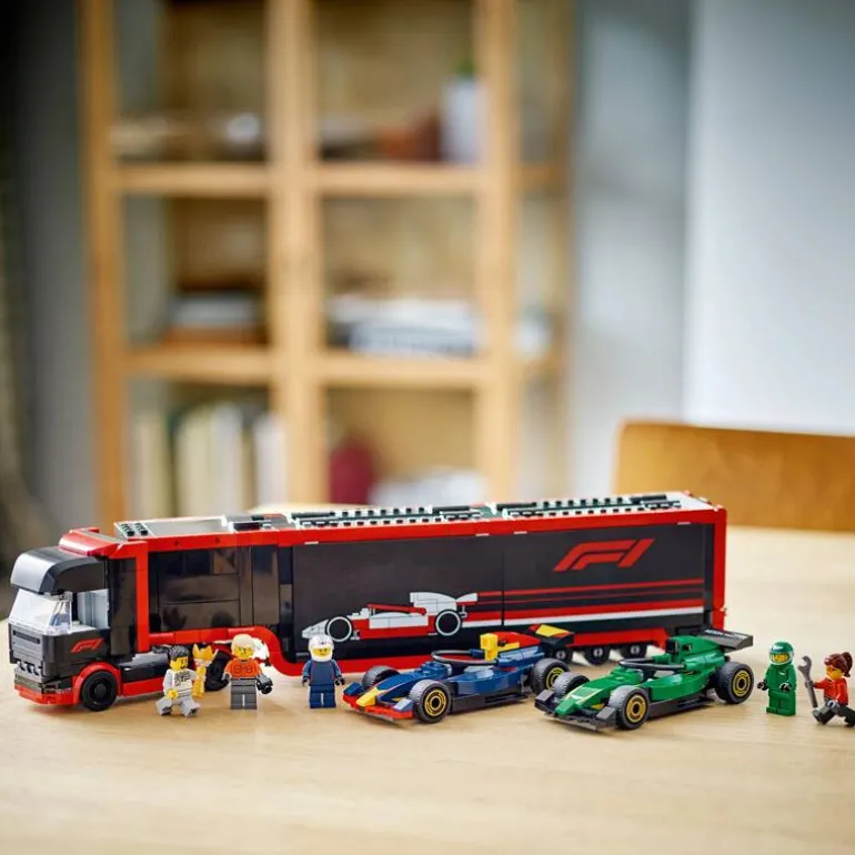 LEGO City 60445 F1® truck met RB20 en AMR24 F1® auto's